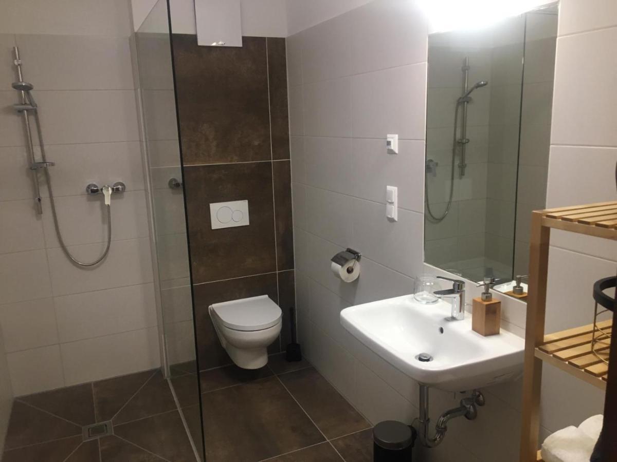 Neben Dem Schloss Porcia Apartment